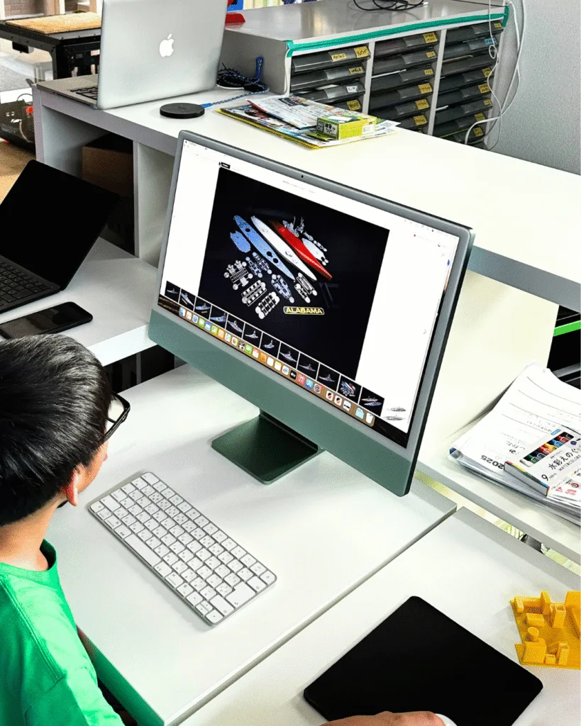 3Dデータを閲覧する児童